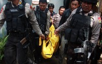 Polisi mengevakuasi jenazah yang diduga pelaku teroris di Kampung Lio, Pondok Kacang Timur, Pondok Aren, Tangerang Selatan, Jumat (30/3). ANTARA/Muhammad Deffa.