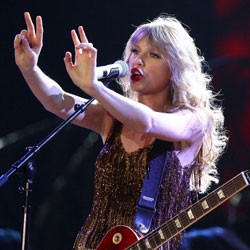 Taylor Swift Jadi Host Academy of Country Music 2012