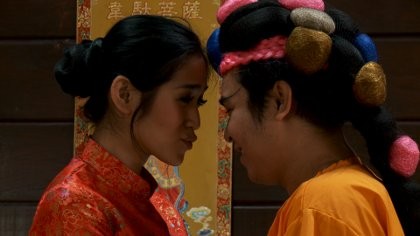 Wow, Olga & Jessica Iskandar Ciuman di Kung Fu Pocong Perawan