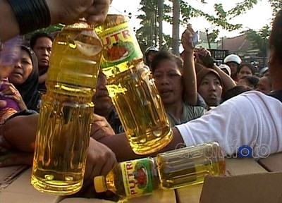 Jelang Kenaikan BBM, Pasar Murah Diserbu Warga