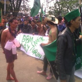 Massa HMI Bakar Ban dan Aksi Teatrikal