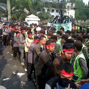 Usai Tolak BBM Naik, Pedemo Jabat Tangan Polisi