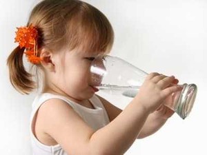  Air Putih Mampu Turunkan Demam Anak