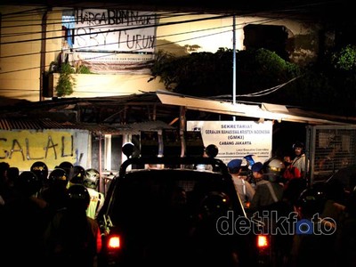 Ratusan Polisi Gulung 19 Pendemo di Salemba