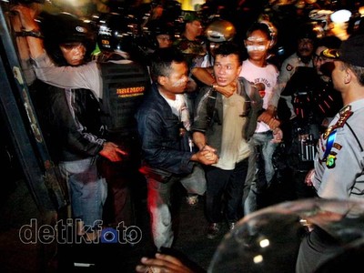 Kalah Jumlah, Pendemo di Salemba Menyerah