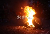 Massa membakar senuah ban bekas ditengah jalan sehingga ruas Jalan Laksda Adisucipto ditutup hingga tengah malam. (Adhitya Pandu Murti).