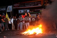 Aksi blokir jalan berlangsung hingga tengah malam. (Adhitya Pandu Murti).