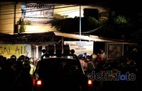 Ratusan polisi mengepung belasan mahasiswa. Pertarungan tidak seimbang ini akhirnya bisa ditebak, dimenangkan oleh polisi.