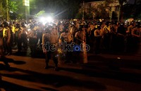 Ratusan polisi berjaga-jaga selama aksi pembubaran demontrasi BBM naik berlangsung.