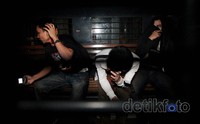 Mereka menyatakan kenaikan BBM tidak perlu karena yang membuat jebol APBN adalah korupsi, bukan subsidi BBM.