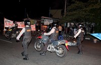 Motor trail menjadi bagian pertama saat polisi membubarkan aksi. Aksi berlangsung sejak pukul 16.00 WIB.