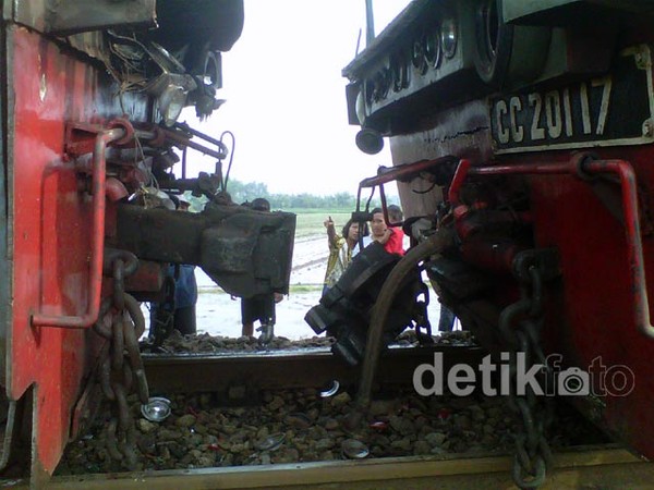 Akan Evakuasi KA Anjlok, KA Sri Tanjung Malah Tabrakan