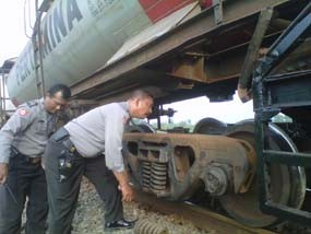 Akan Evakuasi KA Pertamina Anjlok, KA Sri Tanjung Malah Tabrakan 