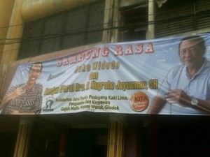 Jokowi Temui Juru Parkir dan Pedagang Kaki Lima di Toko Cat