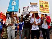Selain itu, massa juga menuntut pemerintah agar membebaskan bagi seluruh korban yang ditangkap oleh polisi dan mengecam sidang paripurna DPR serta menolak kenaikan harga BBM.