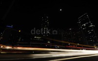 Kampanye Earth Hour atau mematikan listrik yang tidak digunakan selama satu jam yaitu pukul 20.30 - 21.30 WIB merupakan upaya untuk menghemat energi.