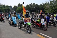 Aksi ini juga diwarnai dengan adegan mendorong motor untuk menyindir harga BBM yang nantinya bakala mahal.