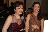 Aktirs Minati Atmanegara menghadiri resepsi pernikahan Carissa Putri di The Dharmawangsa Hotel, Jakarta Selatan, Sabtu (31/3/2012) malam didampingi anak bungsunya, Cantika Ramona. Cantika pun kini semakin dewasa.