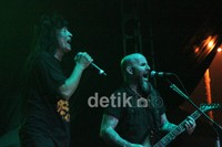 Anthrax, band thrash metal legendaris yang ditunggu-tunggu akhirnyanaik panggung sekitar pukul 21.50 WIB.