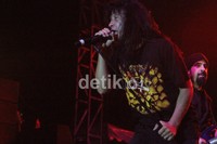 Setelah Intro untuk menyapa penonton, Joey Belladonna tanpa basa-basi langsung membakar semangat penonton dengan lagu Earth onHell.