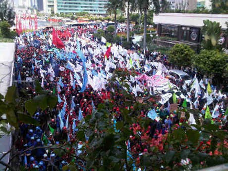 Pendemo Lempar Cairan Kimia, Polisi Harus Bikin Syarat Wajib Demo