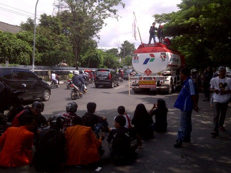 Tolak Hasil Sidang Paripurna, Mahasiswa Makassar Sandera Mobil Tangki Pertamina