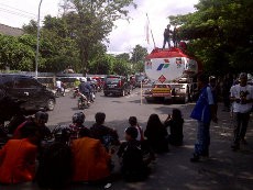 Tolak Hasil Sidang Paripurna, Mahasiswa Makassar Sandera Mobil Tangki Pertamina