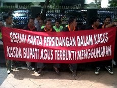 Tuding Bupati Sragen Korupsi, Massa Bawa Kuitansi ke Kejati Jateng