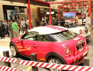 Beda Segmen, Pabrikan Mobil Mewah Tahan Kenaikan DP