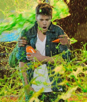 Byur..Justin Bieber Diguyur Cairan Hijau