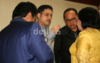 Nazaruddin berdiskusi dengan kuasa hukumnya. Ramses/detikcom.