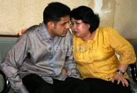 Nazaruddin berdiskusi dengan Elsa syarif di ruang terdakwa Pengadilan Tipikor, Jakarta. Ramses/detikcom.