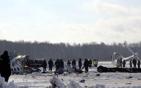 Pesawat yang membawa 43 penumpang dengan tujuan kota Surgut tersebut jatuh dan terbelah. Reuters/Emergencies Ministry Press Service/Handout