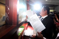 Yusril Ihza Mahendra tiba di kantor Mahkamah Konstitusi (MK), Jl Medan Merdeka Barat, Jakarta, Senin (2/3/2012).