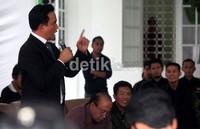 Menurut Yusril, putusan DPR membebaskan pemerintah menaikan atau menurunkan harga BBM sesuai pasar melanggar asas kepastian hukum.