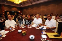 Wakil dari Faisal Basri, Biem Benyamin (kedua kiri) serta wakil dari Alex Noerdin Nono Sampono (kanan) turut hadir.