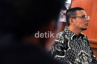 Febri dijerat dengan tiga pasal sekaligus, yakni pasal 338 KUHP tentang pembunuhan dengan ancaman penjara maksimal 15 tahun dan atau pasal 170 ayat (1) KUHP tentang melakukan kekerasan terhadap seseorang dan pasal 351 ayat (3) KUHP tentang penganiayaan.