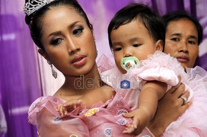 Meski Berdamai, Melinda Keukeuh Cerai dari Bupati Cirebon