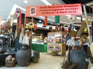 Jajanan Online+ Meriahkan  Eat & Eat Kelapa Gading