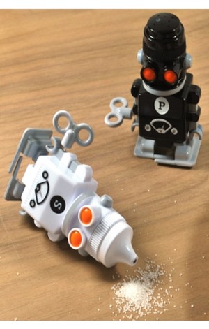 Robot dan Barbie Jadi Wadah Salt and Pepper 