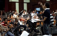 Erwin Gutawa memimpin dalam latihan konser tersebut.