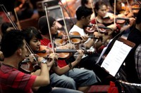 Beberapa pemain biola tampak mengiringi latihan Konser Kidung Abadi Chrisye.