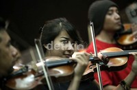 Semua berlatih dengan semangat demi menampilkan konser yang spektakuler.