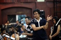 Selain Erwin Gutawa, gladi resik tersebut juga dihadiri oleh Jay Subiakto.
