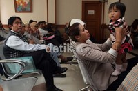 Sambil menunggu sidang, Ara bercanda bersama besama sang bunda Melinda.