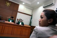 Melinda saat mendengarkan penjelasan hakim.