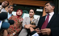 Usai sidang ia pun menyalami seluruh hakim dan memberikan keterangan pers di halaman depan pengadilan