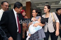 Kuasa hukum Dedi Supardi yang hadir dalam persidangan menyapa Ara anak buah cinta Melinda dengan kliennya.