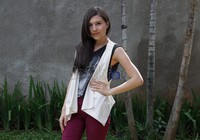 Olivia nampak cantik mengenakan blazer putih dipadu celana berwarna ungu.