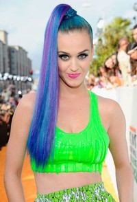 Di acara itu, Katy Perry nampak mengenakan baju berwarna hijau neon. John Shearer/Getty Images.